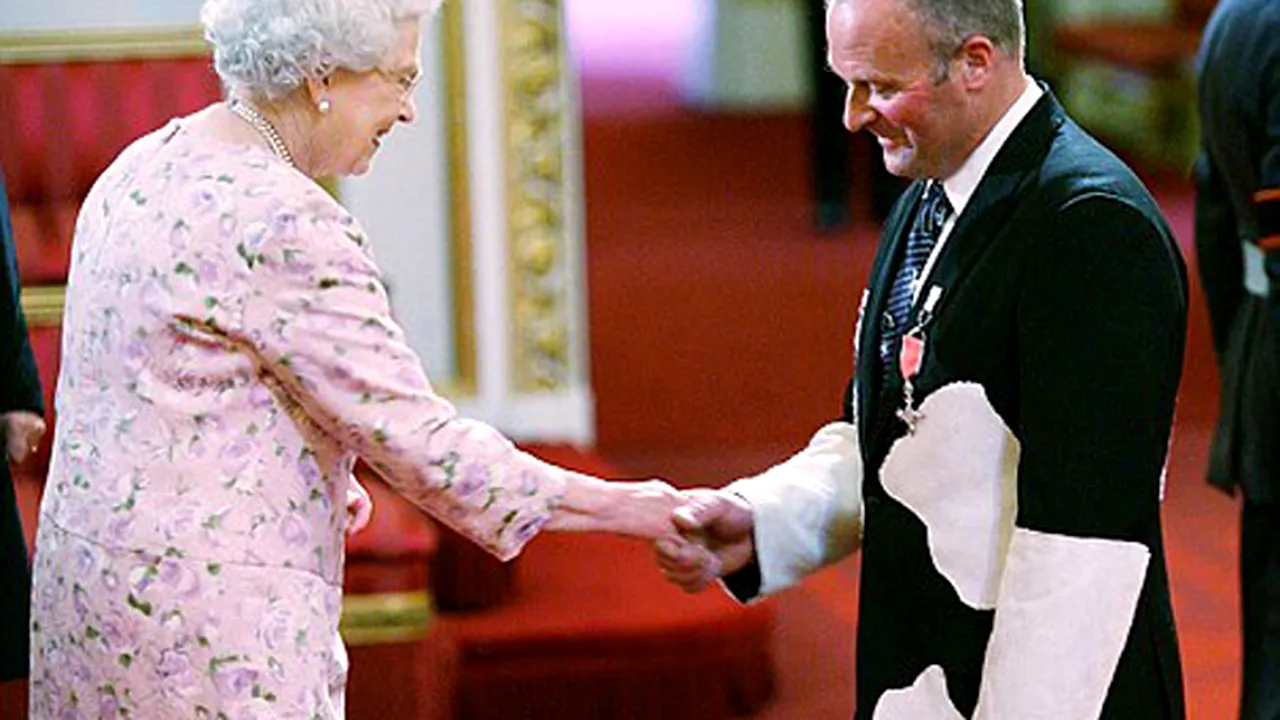 Un lăptar din Marea Britanie, îmbrăcat în vacă, decorat de regina Elizabeth a II-a