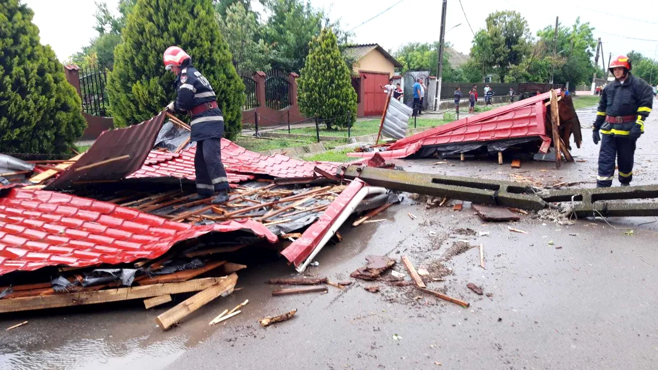Furtuna a făcut ravagii în judeţul Constanţa: Acoperişul unei şcoli, smuls de vânt | GALERIE FOTO 