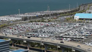 Zeci de mii de SUV-uri noi, parcate într-un port din California. Ce s-a întâmplat cu industria auto din SUA