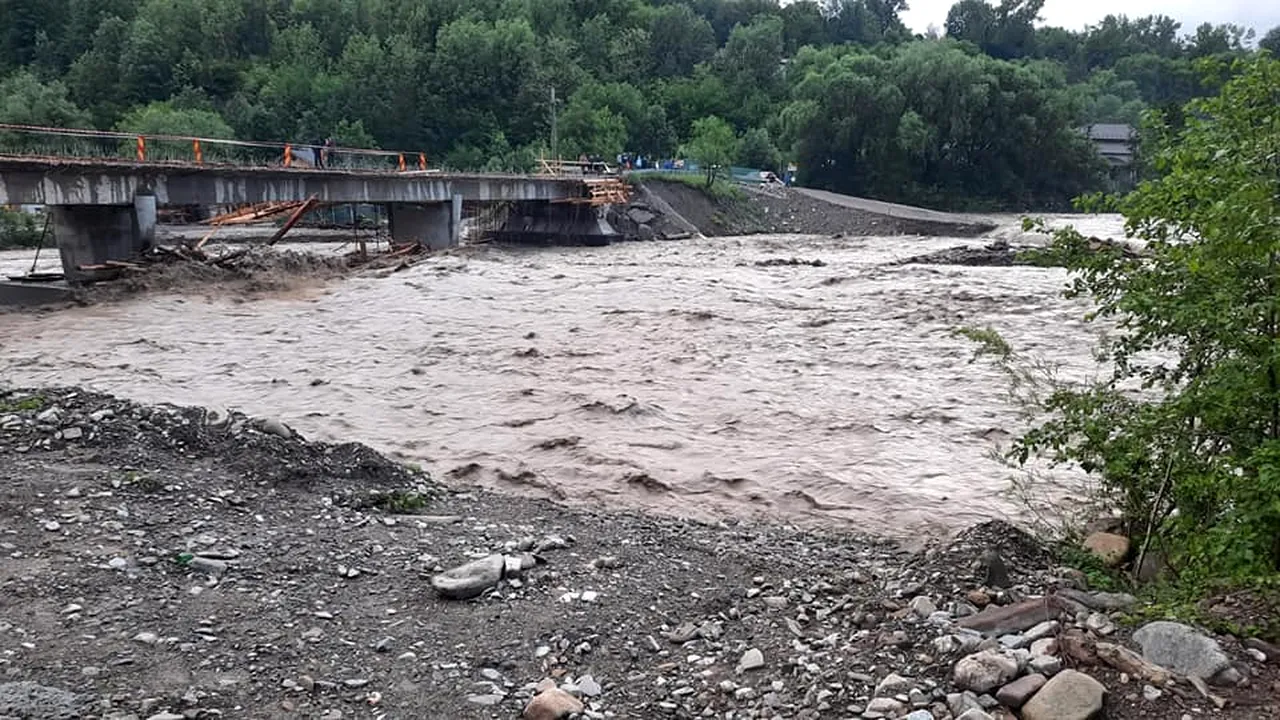 Intervenţie încheiată cu bine. Toate cele 12 persoane blocate în zona forestieră Nereju au fost salvate