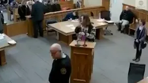 VIDEO | Şi-a aprins nonşalant un joint în faţa judecătorului. Pedeapsa pe care o riscă după gestul sfidător