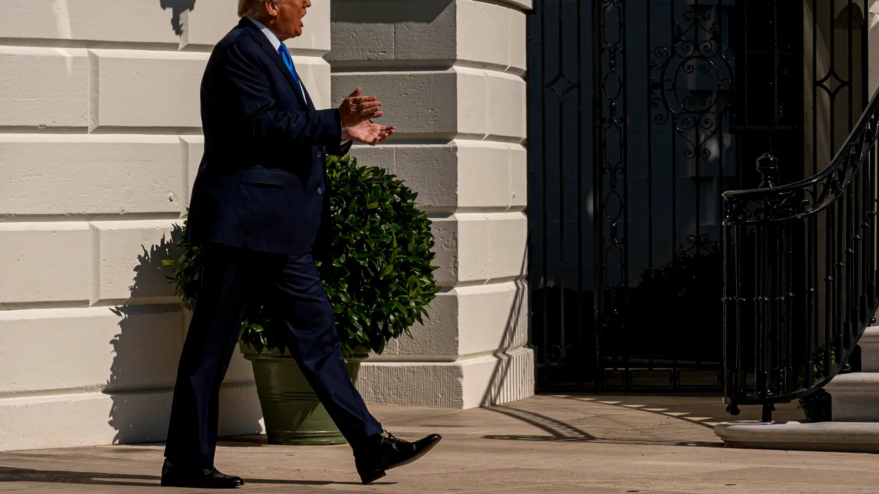 „Îl am ca adversar pe cel mai slab candidat din istoria prezidenţială”. Donald Trump sugerează că va părăsi SUA dacă pierde alegerile