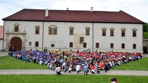 VIDEO, FOTO | 1500 de copii au format o inimă imensă la Alba Iulia/ Dans sincron pe cântece ale copilăriei
