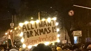 Mii de persoane au protestat la Budapesta faţă de modificările legislaţiei în domeniul muncii, calificate de oponenţi drept 