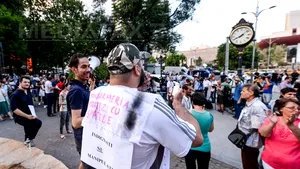 PROTESTE organizate de liberali în mai multe oraşe, în timpul dezbaterii moţiunii de cenzură