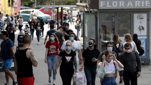 Stare de alertă în România. Terasele rămân închise, iar cine iese din localitate fără declaraţie primeşte amendă. Pedepsele prevăzute pentru mitinguri şi petreceri