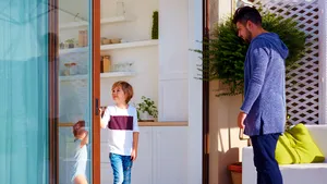 Avantajele uşilor culisante. Când sunt recomandate şi cum să le alegi