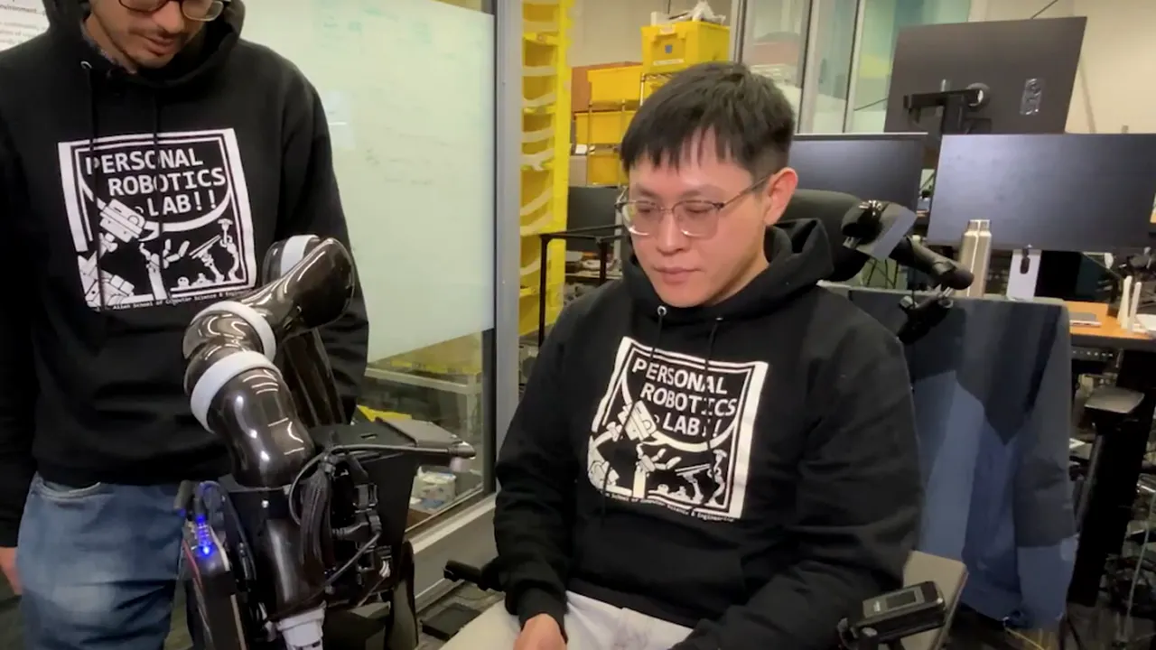Robotul care hrănește persoanele cu dizabilități, testat cu succes în condiții reale
