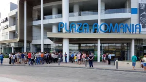 AGLOMERAŢIE la noul sediu al Serviciului de Paşapoarte din mall-ul Plaza România / UPDATE: Premierul Mihai Tudose, în control:  