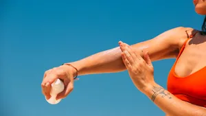 Studiu: Pericolele cremelor de plajă. Cum să alegi un produs conform de protecție solară