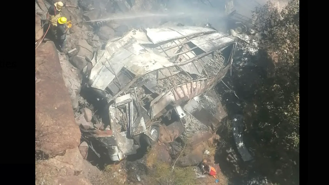 Tragedie în Săptămâna Mare. Un autobuz care transporta credincioşi de Paşte a căzut de pe o stâncă: 45 de morţi în Africa de Sud