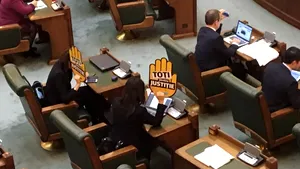 Protest cu pancarte al senatorilor USR în timpul discursului lui Şerban Nicolae/ Mihai Goţiu a citit în plenul Senatului o petiţie publică semnată de 65.000 de persoane