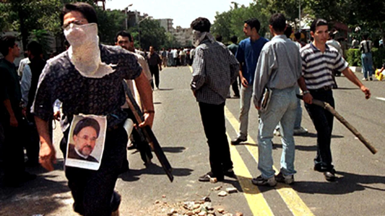 Teheran: Poliţia foloseşte gaze lacrimogene pentru a dispersa manifestanţii