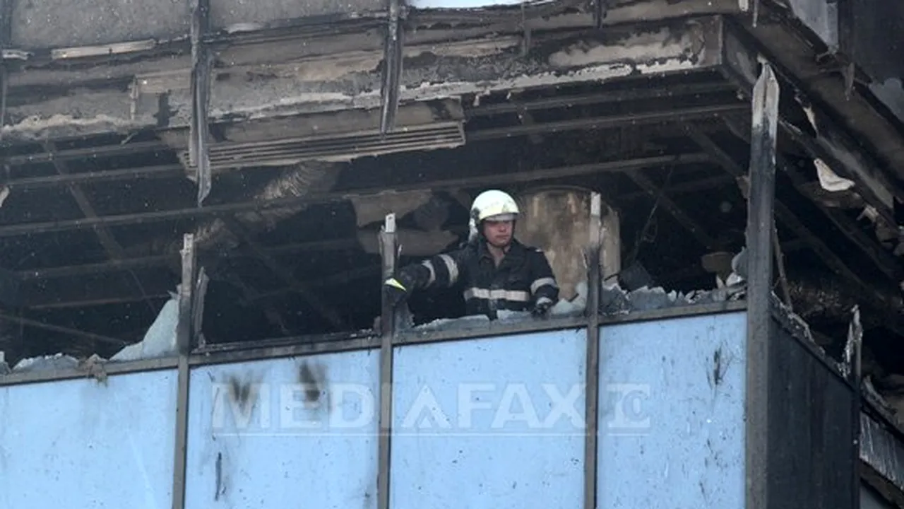 Pompierii au stins focarele incendiului de pe Virtuţii, dar rămân să supravegheze clădirea