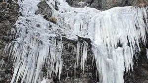 Imagini inedite în Parcul Naţional Cozia. Apa de pe versanţi s-a transformat în draperii de gheaţă