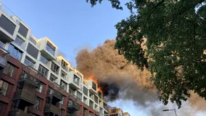 Un incendiu masiv la un complex din Amsterdam a mistuit 95 de apartamente
