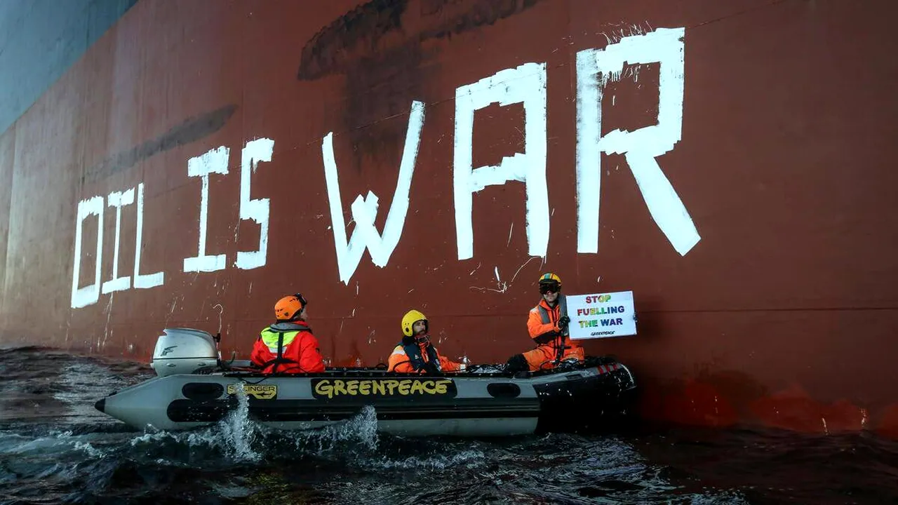 Activiştii Greenpeace au înotat în faţa unui petrolier rusesc în Marea Baltică încercând să-l oprească