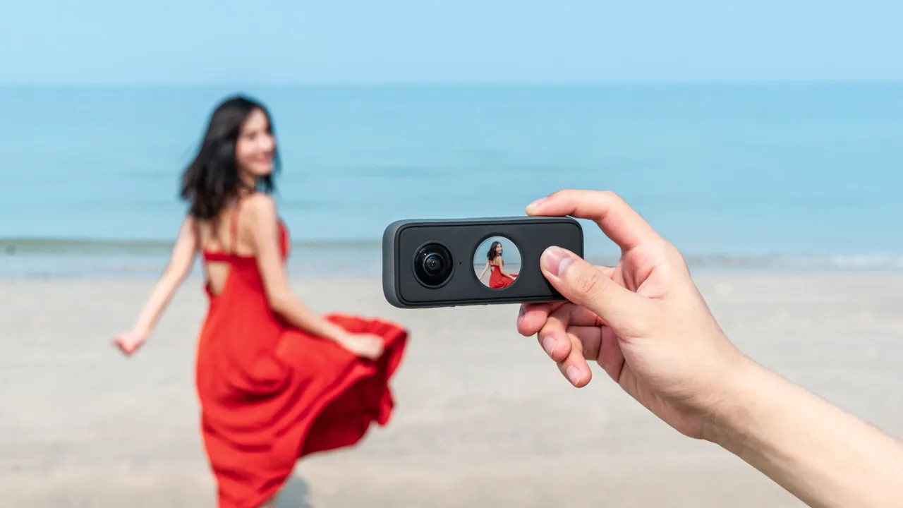 Insta360 One X2,  camera care te scoate din casă
