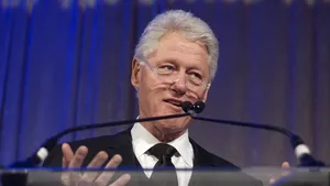 Bill Clinton şi Bono, premiaţi pentru contribuţiile lor în domeniul politicii externe