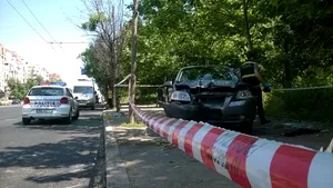 FOTO | ACCIDENT grav în Capitală. Un şofer a intrat cu maşina într-o staţie RATB, a lovit pietonii şi s-a răsturnat. Două persoane sunt rănite, dintre care una grav/ Medic: Bărbatul, la spital în comă