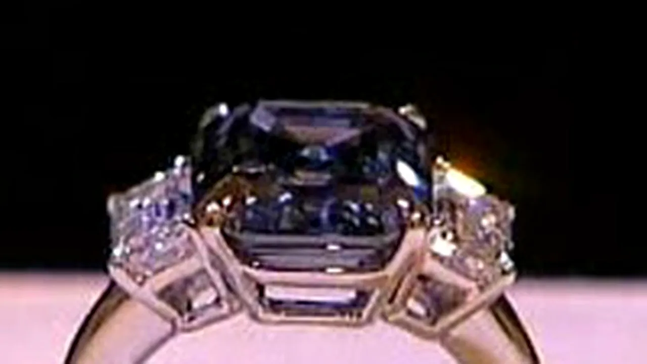 Un diamant albastru, vândut cu 8 milioane de dolari