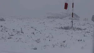 Două curse au fost anulate şi nouă zboruri înregistrează întârzieri pe aeroporturile din Bucureşti, din cauza condiţiilor de iarnă