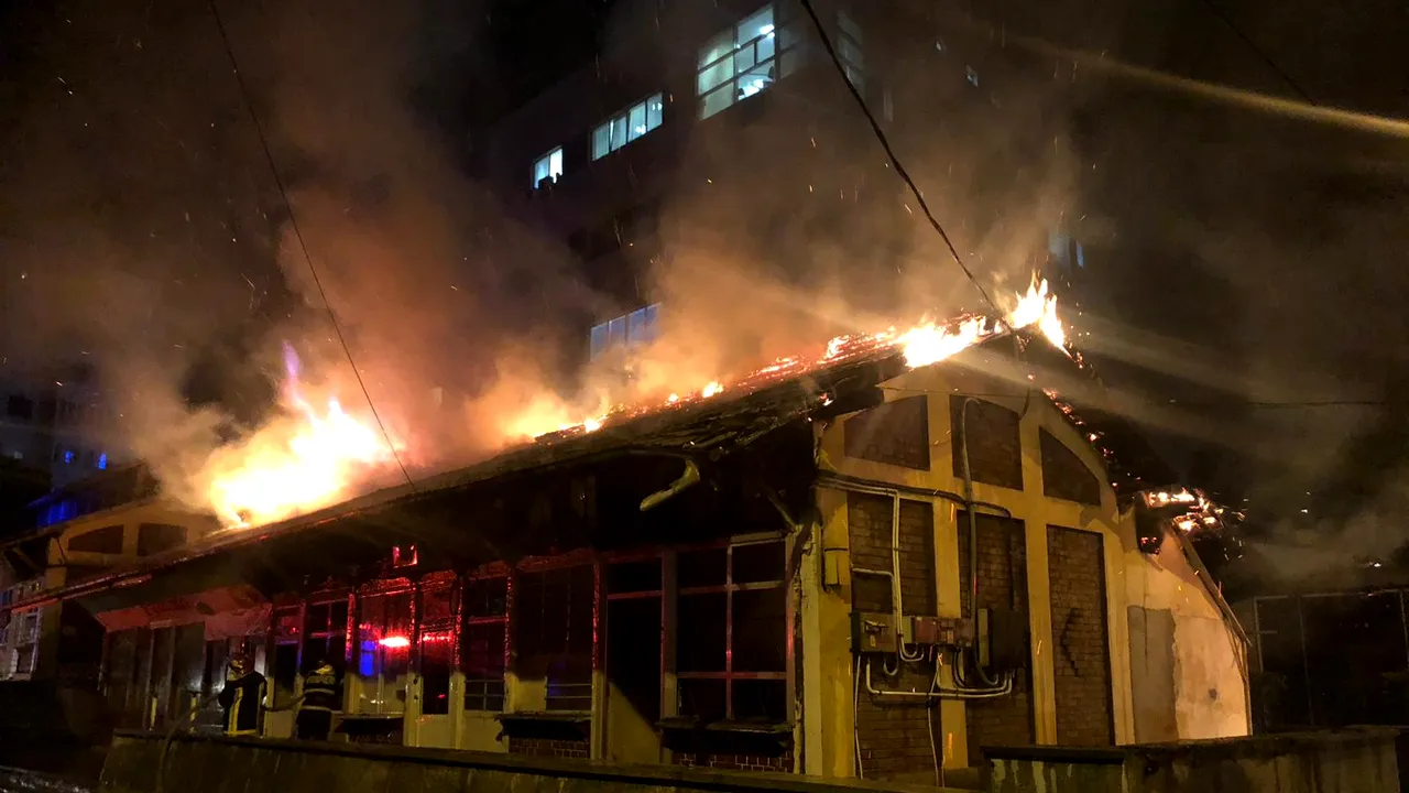 ALERTĂ la Craiova: Incendiu puternic în Piaţa Veche din centrul oraşului | FOTO, VIDEO
