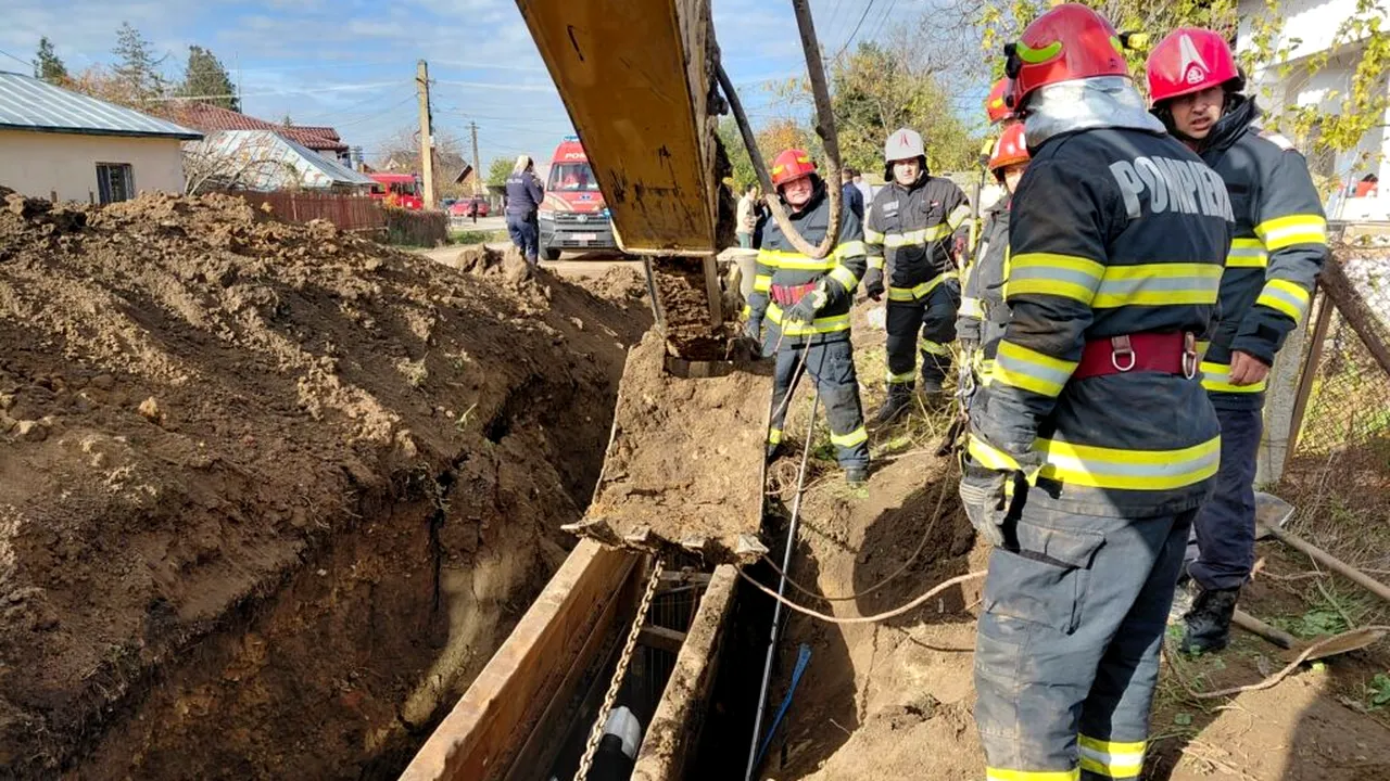ACTUALIZARE: Doi oameni au fost prinși sub un mal de pământ, în Prahova / Ambii au murit. VIDEO