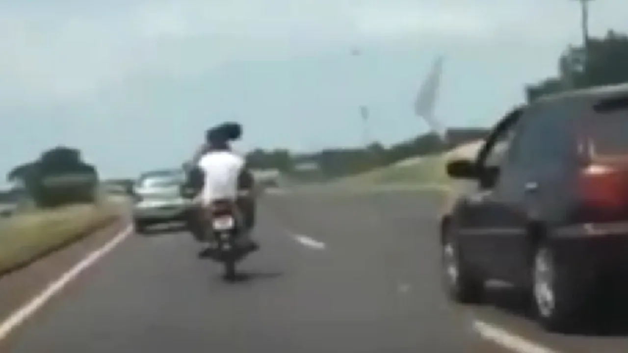 Sărut la 80 de km/oră, pe motocicletă. Gestul unui cuplu brazilian a uimit colegii de trafic - VIDEO 