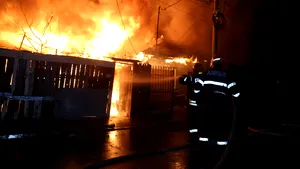 INCENDIU de amploare în Bucureşti, în urma căruia au ars şase case - FOTO
