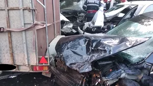 Accident mortal în Arad: O persoană şi-a pierdut viaţa, iar alte două au fost rănite, după coliziunea dintre un microbuz de marfă şi două maşini | FOTO
