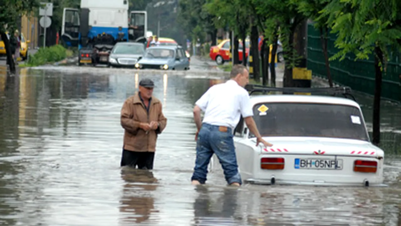 Oradea: Zeci de străzi, inundate în urma unei ploi torenţiale