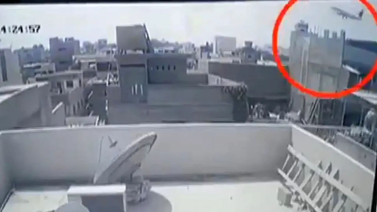 VIDEO TERIFIANT. Momentul în care avionul cu 99 de oameni la bord s-a prăbuşit peste un cartier din Karachi. 97 de oameni şi-au pierdut viaţa