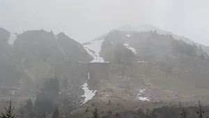 Salvamont Argeș: Risc crescut de avalanșe la altitudini peste 1.800 de metri / Turiștii, sfătuiți să evite traseele unde sunt condiții meteo severe