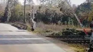 Un şofer inconştient spulberă o barieră la calea ferată în Prahova. Ce sancţiune a primit