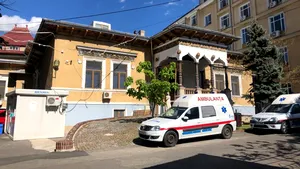 În casa generalului Lahovary din Bucureşti se fac acum întreruperi de sarcină. Osemintele i-au fost aruncate din cavou, iar în locul lor se odihneşte bunicul lui Marian Vanghelie
