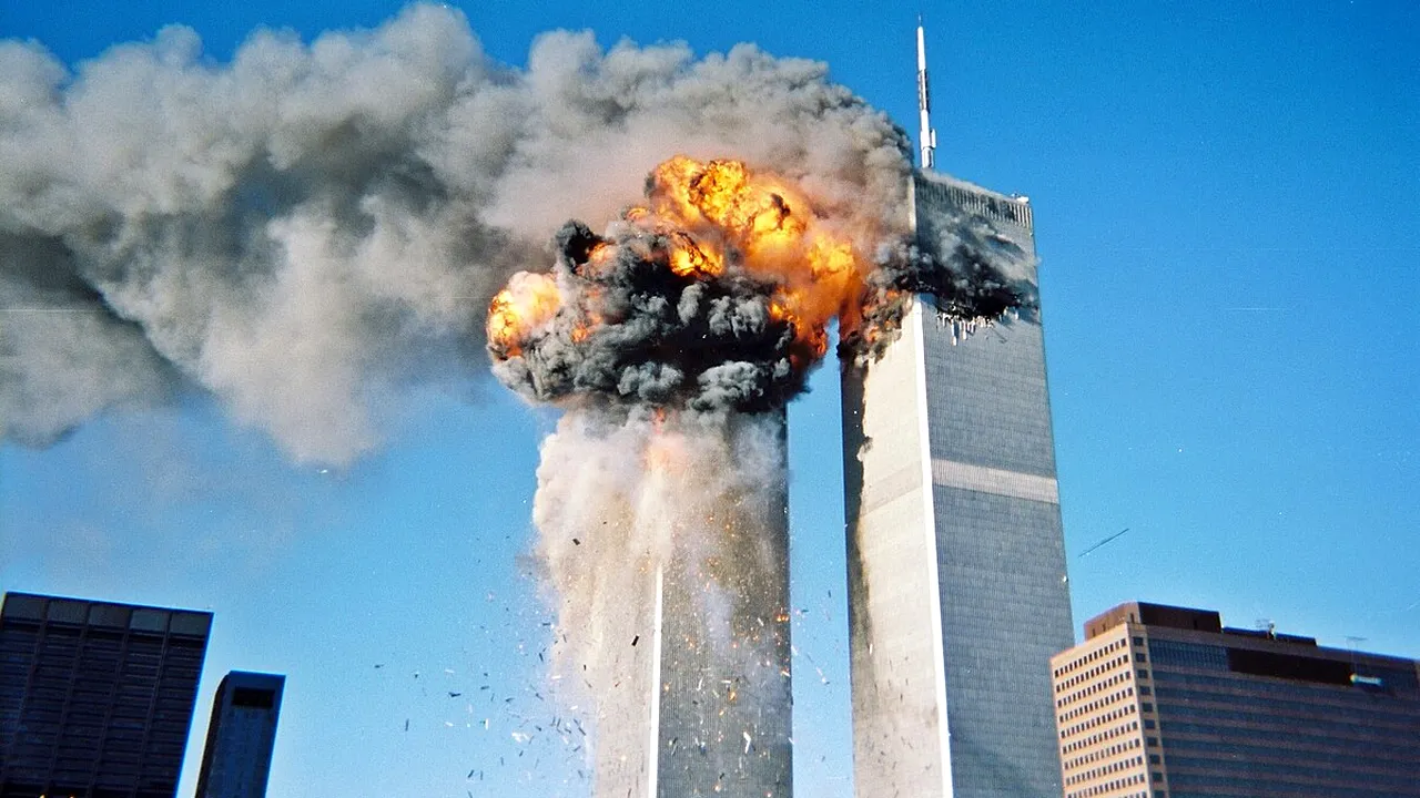 11 septembrie 2001 - Patru avioane deturnate, Turnurile Gemene distruse, Pentagonul avariat,  2,996 de morţi în cel mai mare atac terorist din istorie 