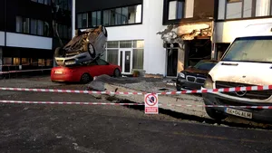 Imagini de război în Galaţi, după explozia puternică din faţa hotelului. Procurorii au deschis dosar penal 