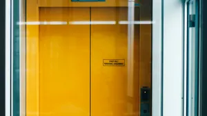 Propunere reeditată de Ziua Seniorilor: blocurile de trei și patru etaje să fie dotate cu lifturi