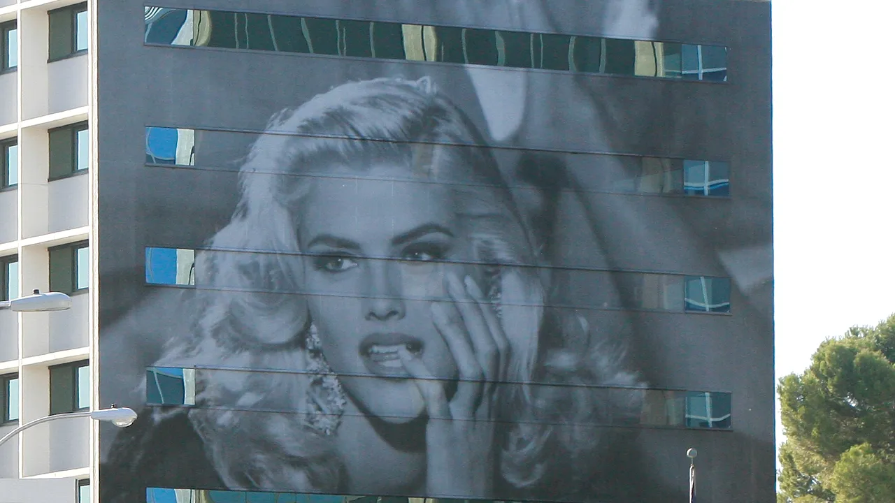 Acţiunile Guess au scăzut cu 17% după ce Kate Upton l-a acuzat pe Marciano, cofondatorul companiei, de hărţuire sexuală