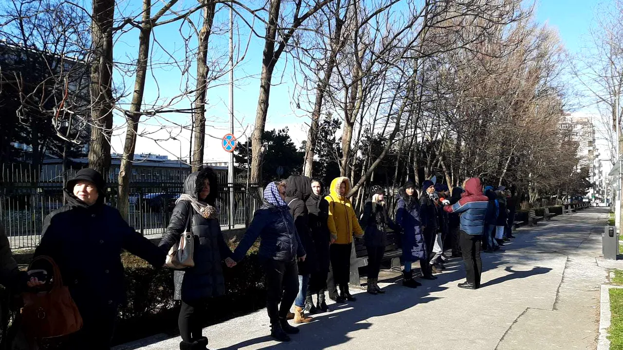 Lanţ uman în faţa unei maternităţi din Cluj. Oamenii cer demolarea clădirii din 1919 şi construirea uneia moderne
