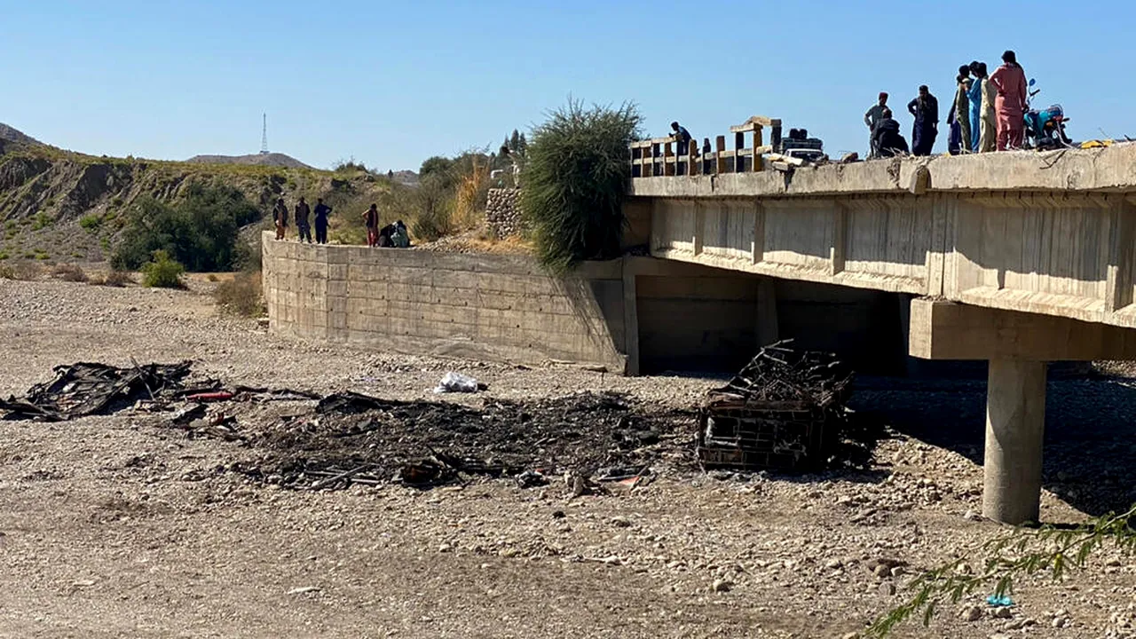 Cel puţin 41 de persoane au decedat după ce un autobuz a căzut într-o râpă în Pakistan