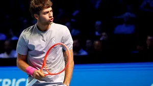 Italia ajunge în finala Cupei Davis după victoria epică a lui Cobolli: își rupe tricoul ca Djokovic