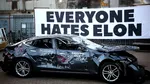 Participanţii la evenimentul „Toată lumea îl urăşte pe Elon” au distrus o Tesla cu un baros