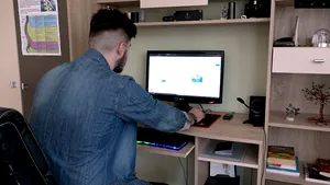 Tânărul de 19 ani care a dezvoltat un business online cu ajutorul Facebook şi Google