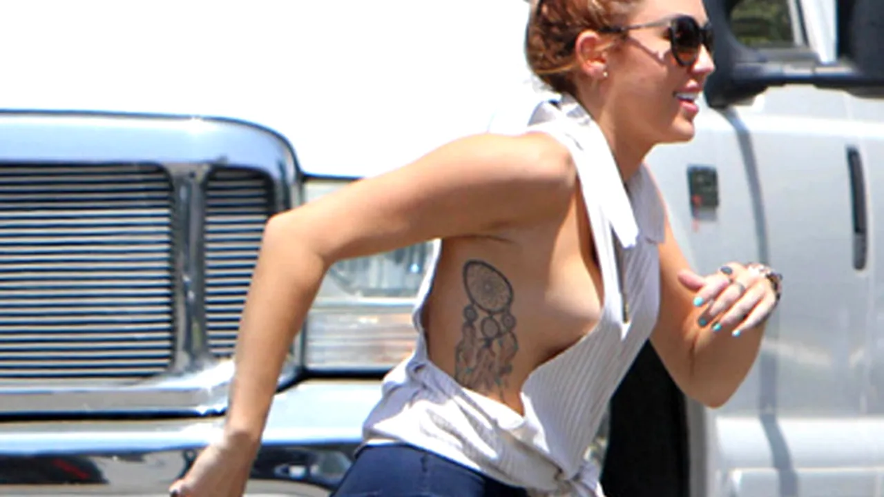 Miley Cyrus, surprinsă din nou în ipostaze sexy. Vedeta din 
