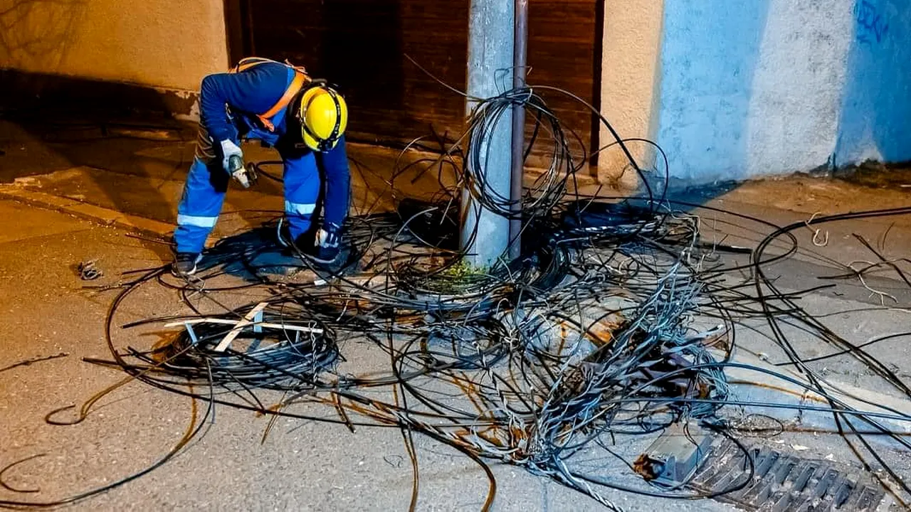 Încă 100 de kilometri de cabluri aeriene de telecomunicaţii, dezafectate în Capitală