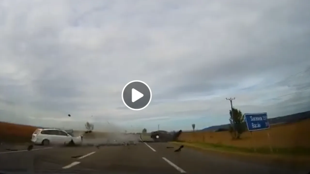 Imagini VIDEO şocante de la accidentul GRAV din Vrancea, în care au murit patru persoane. Pasagerul dintr-o altă maşină a surprins momentul impactului frontal