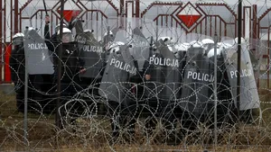 Poliţist polonez, rănit grav în confruntările de la graniţa cu Belarus / Rusia critică folosirea forţei 