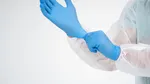 Oamenii de știință căutau microplastice și au găsit problema în propriile mănuși. Studiul Universității Michigan
